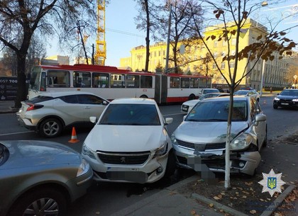 На Сумской столкнулись четыре автомобиля