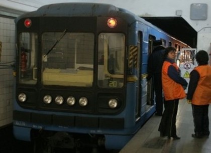 На Алексеевской линии пассажиров внезапно высадили из поезда (ФОТО)