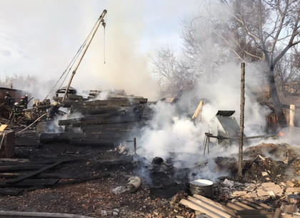 В Харькове тушат масштабный пожар: дым видно за много километров