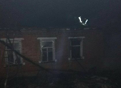 Под Харьковом очевидцы спасли неудачливого хозяина из пылающего дома (ФОТО)