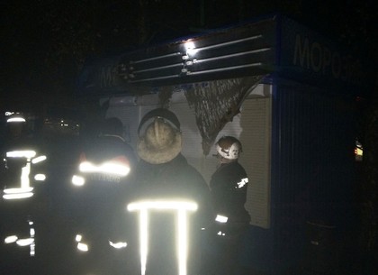 Ночью возле метро Героев Труда сгорели киоски (Обновлено, ВИДЕО, ФОТО)