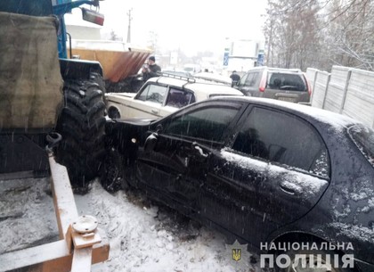 Трактор, посыпающий дорогу от снега, устроил ДТП с восемью автомобилями (ФОТО)
