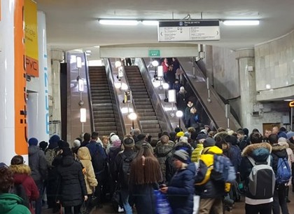 Пробка в метро: неожиданная остановка эскалатора привела к скоплению на нем людей (ФОТО)