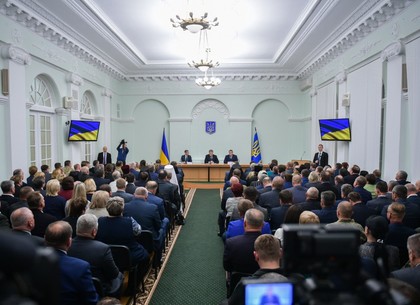 Петр Порошенко: Каждый, кто законно растаможивает авто на «евробляхах», поддерживает украинских пенсионеров