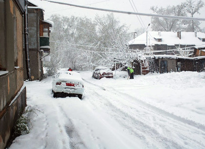 Харьковчан просят в снегопад не оставлять где попало машины