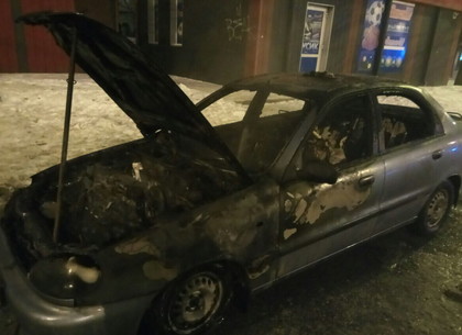 Пожарные назвали возможную причину загорания автомобиля на Салтовке