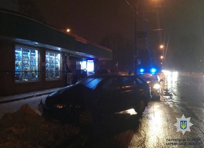 В Харькове Nissan врезался в остановку (ФОТО)