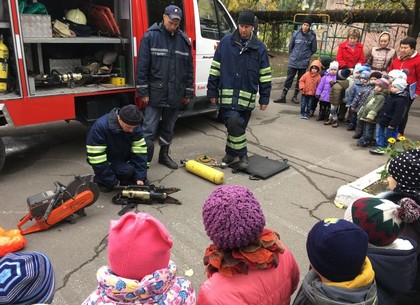 Харьковские спасатели отработали мероприятие в яслях-саду (ФОТО)