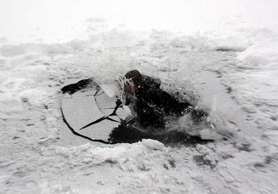 Спасатели просят харьковчан быть осторожными на коварном льду водоемов