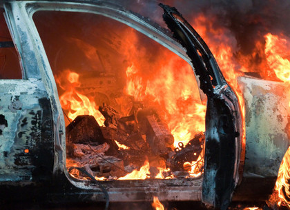 Пятилетний Fiat Doblo сгорел дотла во дворе дома на «Восточном» (ФОТО)