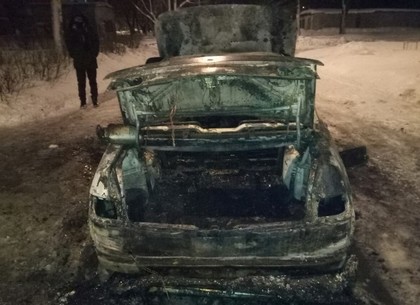 В спальном районе Салтовки сгорел автомобиль (ФОТО)