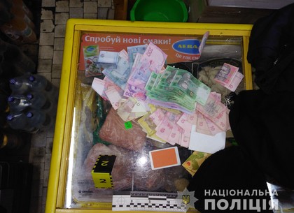 Неизвестный в балаклаве и с ножом ограбил магазин под Харьковом