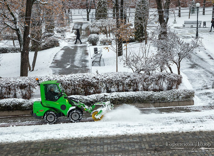 В Харькове десятки машин убирают снег