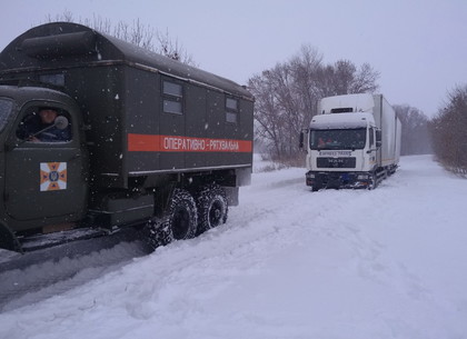 Как под Харьковом спасатели фуру из заносов вытаскивали (ФОТО)