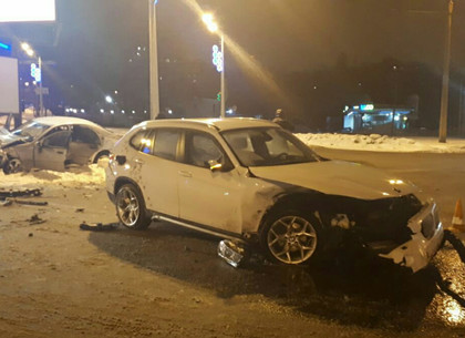 На Клочковской столкнулись BMW и Mercedes: пострадали пять человек (ФОТО)