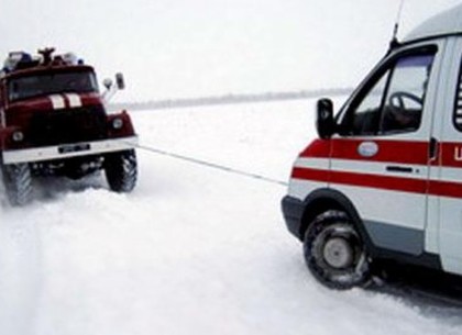 Спасатели вызволили из снежного плена скорую помощь и более десятка других авто