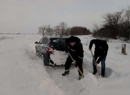 Более 20 автолюбителей выручили из снежного плена харьковские спасатели