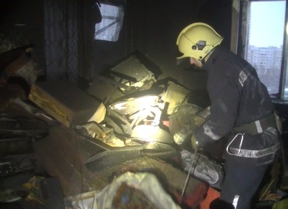 Пожар в 16-этажке на Алексеевке: мужчине не хватило нескольких метров выбраться из огня (ВИДЕО, ФОТО)