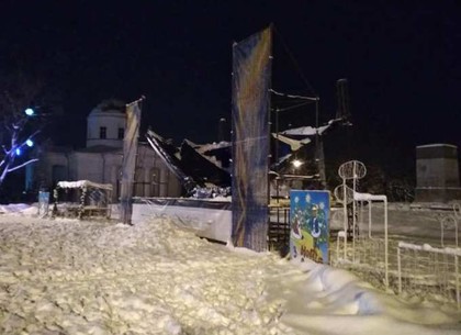 Под весом снега обрушилась главная новогодняя сцена в Чугуеве (ФОТО)