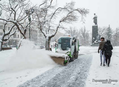 Более 60 машин убирают Харьков от снега