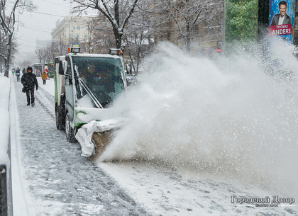 Более полусотни машин убирают снег в Харькове