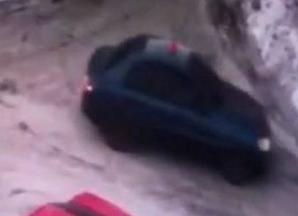 Стрельба в полицейского: обнародовано видео автомобиля злоумышленников (ВИДЕО)