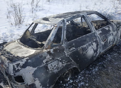 Автомобиль вместе с водителем сгорел под Харьковом