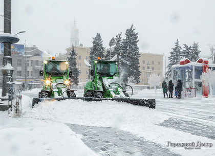 Полсотни машин убирают снег в Харькове