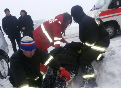 Женщину - пешехода спасатели вытащили живой из-под снега и наехавшей на нее «Skoda Octavia» (ФОТО)