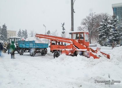 Почти полсотни машин убирают снег в Первой столице