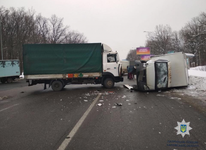 На трассе в Харькове столкнулись грузовики: Есть пострадавшие