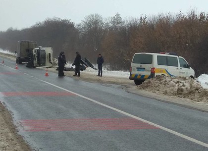 На трассе под Харьковом разбились легковушка и грузовик: двое погибших (ФОТО)