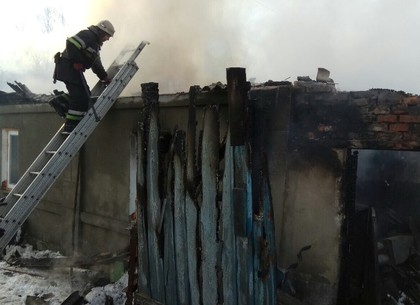 У харьковской семьи сгорел дом, мать и сын в неотложке (ФОТО)