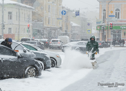 На Харьков идёт большой снег. Коммунальщики просят не парковать машины по краю дорог