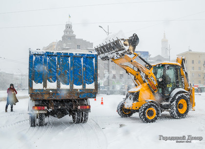 Более сотни машин вышло убирать снег на улицах Харькова