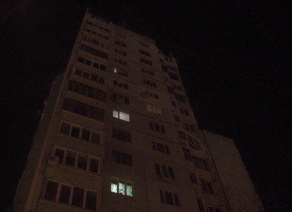 В шестнадцатиэтажке загорелся хлам в общем коридоре: пожарные спасли двух женщин и ребенка