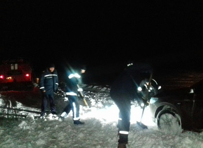 Замерзших на Печенежском водохранилище рыбаков спасли сотрудники ГСЧС