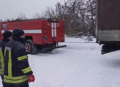 25 автомобилей вызволили харьковские спасатели из снежных сугробов (ФОТО)