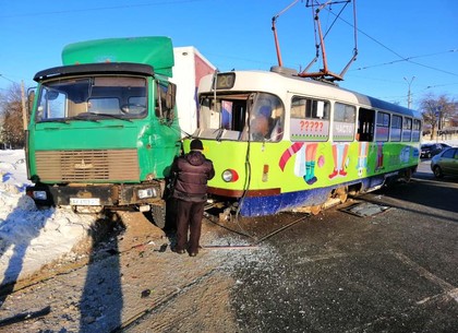 На Клочковской грузовик столкнулся с трамваем: пострадала вагоновожатая (ФОТО)