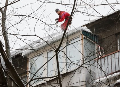 Коммунальщики продолжают бороться с наледью и снегом на крышах домов