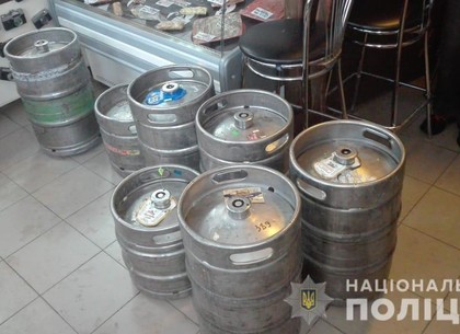 На Салтовке копы лишили незаконного торговца целого склада спиртного (ФОТО)