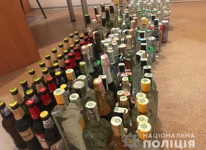 Незаконного торговца спиртным лишили денег и целой батареи бутылок (ФОТО)