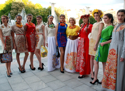 В Харькове покажут платья с авторской росписью, победившие на международном этническом марафоне