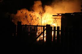 Сгорел сарай - гори и хата: спасатели ликвидировали пожар в пригороде Харькова (ФОТО)