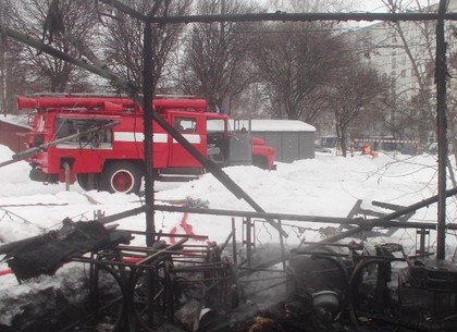 Бездомный сгорел в закрытом на зиму торговом павильоне (ФОТО)