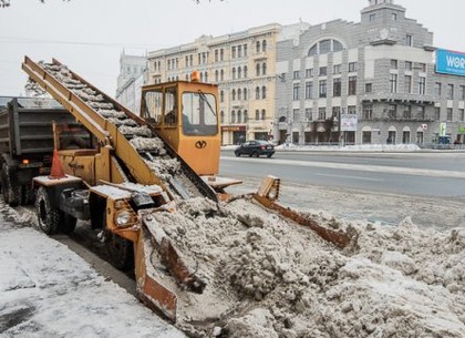 В Харькове продолжают убирать снег с дорог и улиц