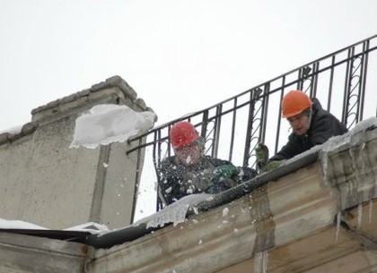 Снег и наледь активно убираются с крыш жилых домов