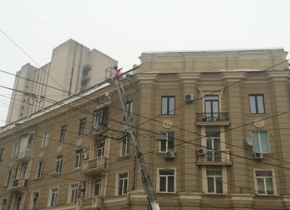 Харьковские альпинисты очищают крыши домов от снега