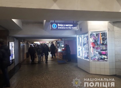 В метро на Салтовке копы прервали карьеру известного карманника (ФОТО, ВИДЕО)