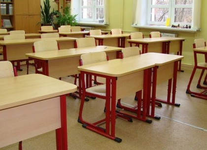 Харьковские колонии начали выпуск школьных парт и стульев (ФОТО)